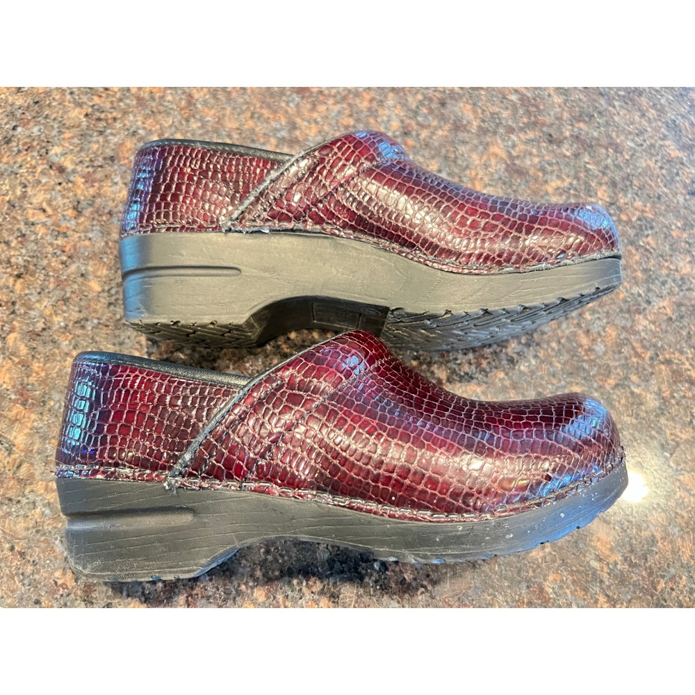 Sanita Danish Burgundy Croc Embossed Leather Clogs EU 39 US 8.5-9 Comfort